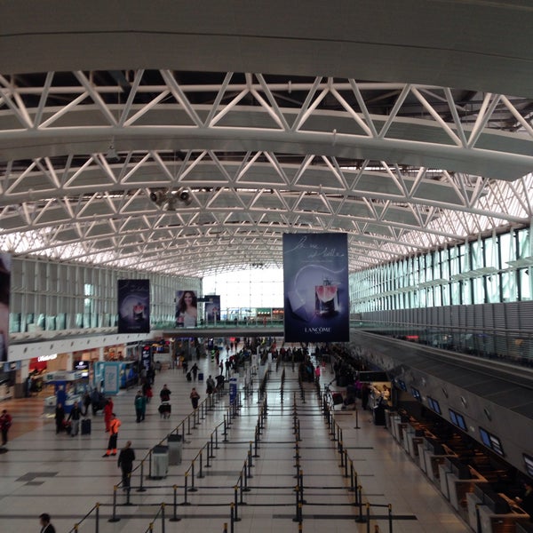 Foto scattata a Aeropuerto Internacional de Ezeiza - Ministro Pistarini (EZE) da Fabricio B. il 9/21/2015