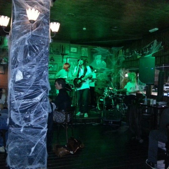 Снимок сделан в St Brigit&#39;s Cross Irish Tavern пользователем Rockmunista _. 10/31/2012
