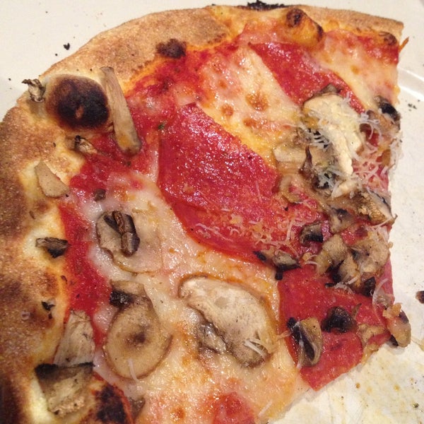รูปภาพถ่ายที่ Brixx Wood Fired Pizza โดย Jeannger G. เมื่อ 6/1/2013