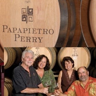 9/19/2013 tarihinde Papapietro Perry Wineryziyaretçi tarafından Papapietro Perry Winery'de çekilen fotoğraf
