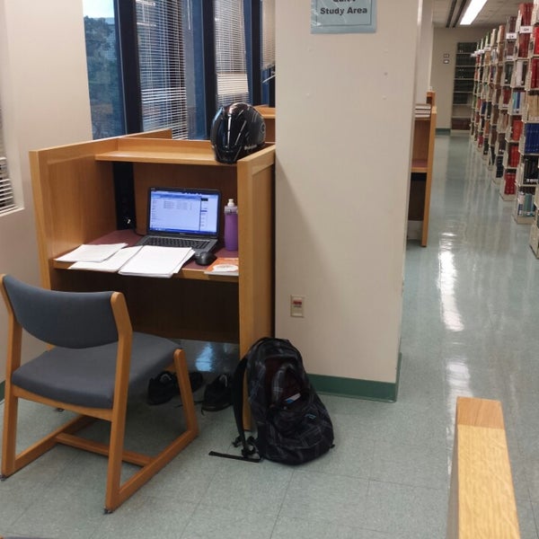 Foto diambil di Hamilton Library oleh Brian C. pada 10/20/2013