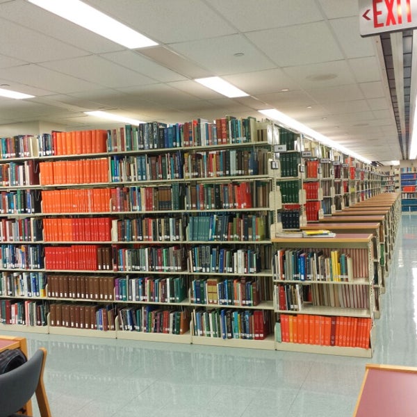 Foto diambil di Hamilton Library oleh Brian C. pada 11/3/2013