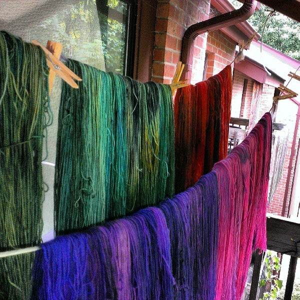 Foto scattata a Cloverhill Yarn Shop da Wae W. il 7/22/2013