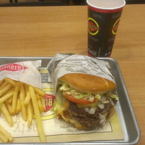 Photo taken at Fatburger by Tincho W. on 5/3/2013