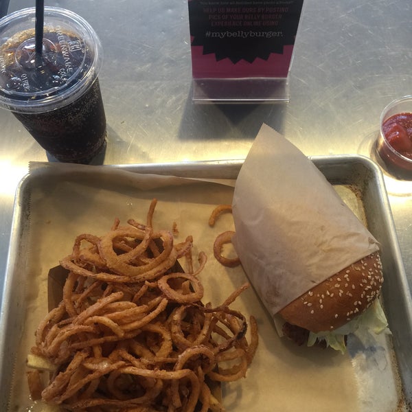 Foto tirada no(a) Big Chef Tom’s Belly Burgers por Frank V. em 7/14/2015