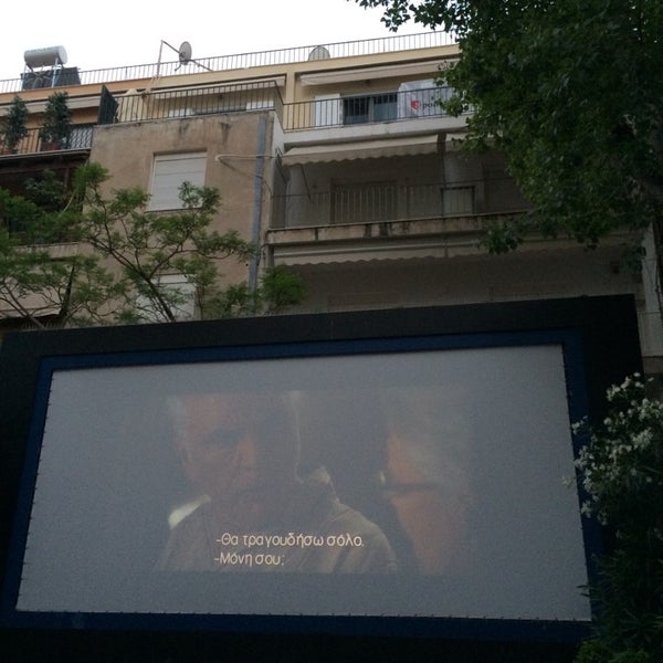 Das Foto wurde bei Cine Αθηναία von mamanolo 🏊🏻‍♀️💦💧 am 6/29/2014 aufgenommen