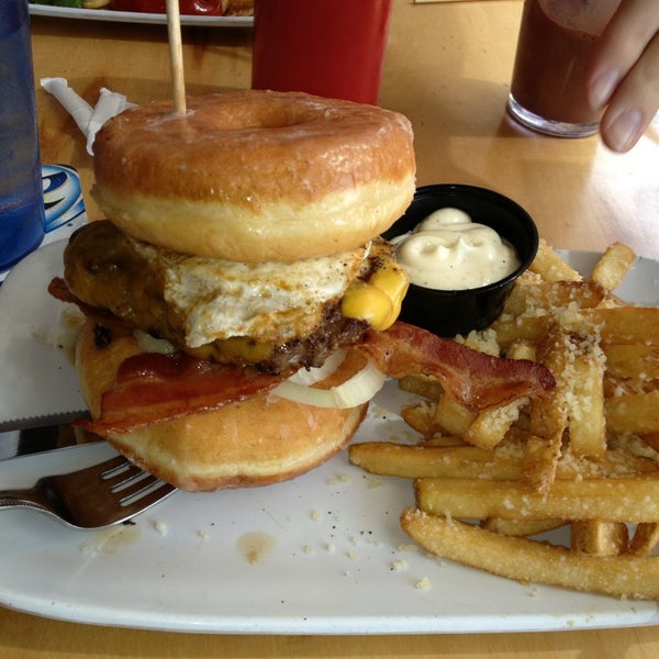 3/28/2013에 Jake F.님이 Crave Real Burgers에서 찍은 사진