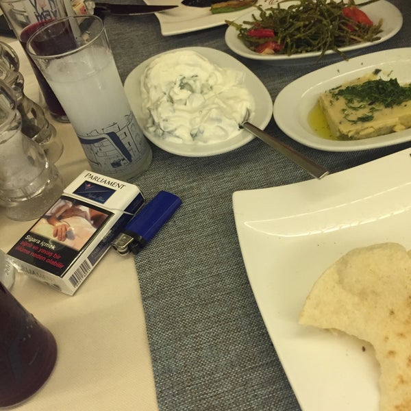 Das Foto wurde bei Ziyaret Restaurant &amp; Ocakbaşı von Ahmet Ferit am 11/4/2016 aufgenommen