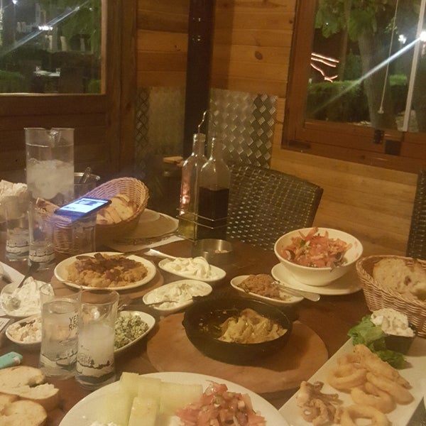 รูปภาพถ่ายที่ Balıklı Bahçe Et ve Balık Restoranı โดย Gulsen G. เมื่อ 10/20/2017