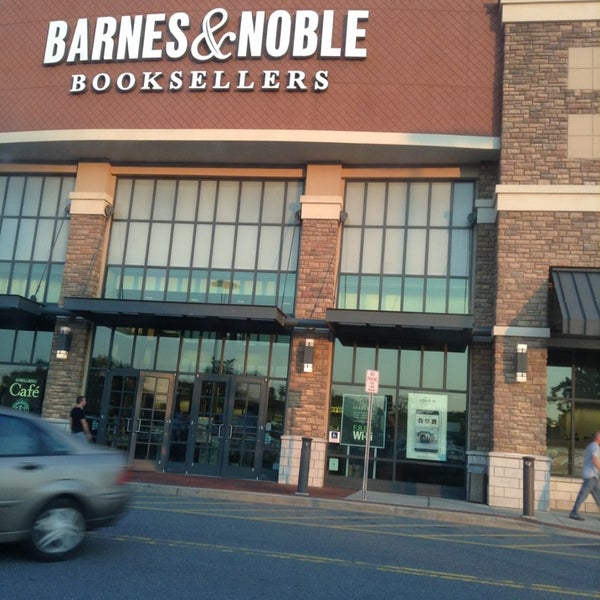Barnes Noble 10 Wolf Rd