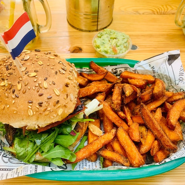 Снимок сделан в Rembrandt Burger пользователем Maddy G. 6/18/2022
