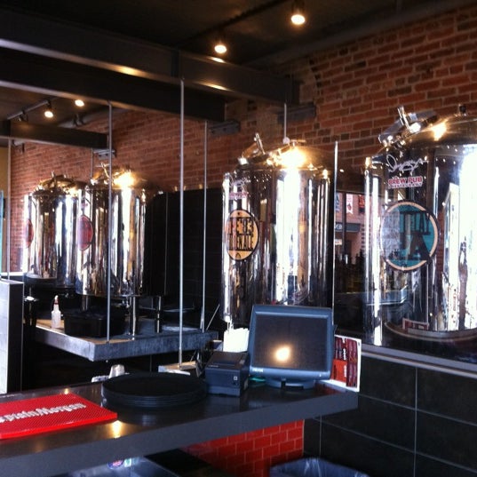 รูปภาพถ่ายที่ Dempsey&#39;s Brew Pub &amp; Restaurant โดย James S. เมื่อ 10/8/2012