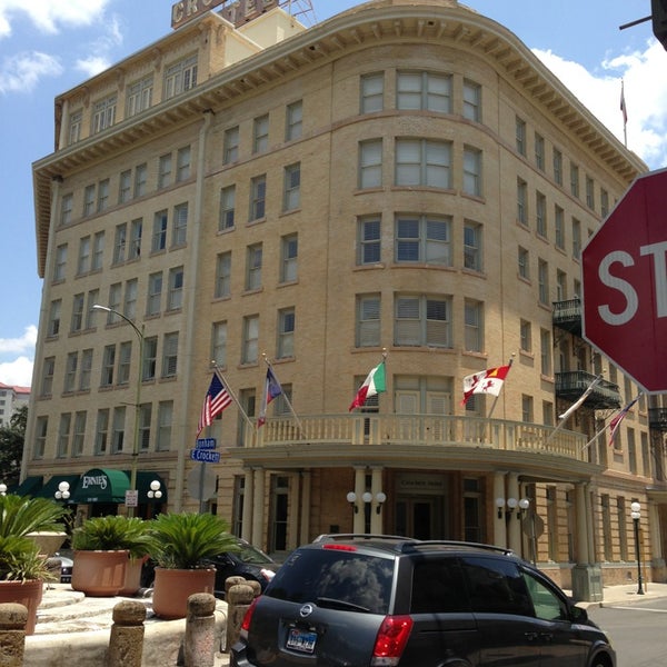 รูปภาพถ่ายที่ The Historic Crockett Hotel โดย Louis V. เมื่อ 7/6/2013