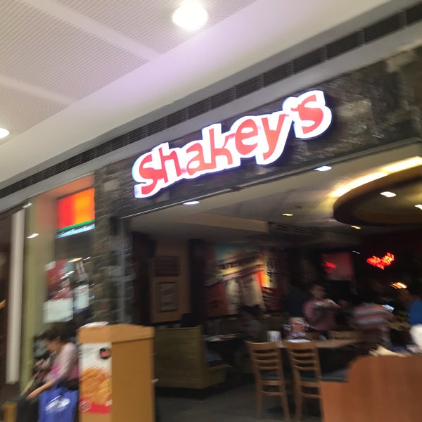 Photo taken at Shakey’s by Deric A. on 1/13/2020