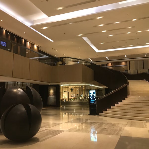 Foto scattata a New World Makati Hotel da Deric A. il 2/26/2020