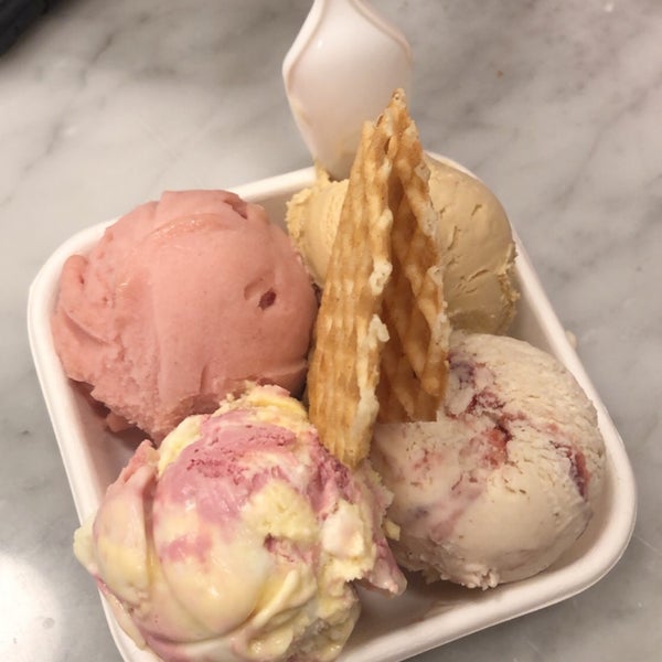 Снимок сделан в Jeni&#39;s Splendid Ice Creams пользователем Abou K. 8/17/2019