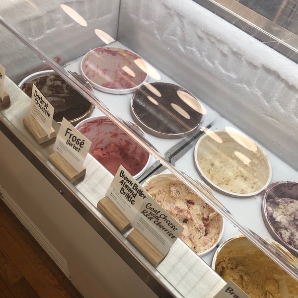 10/23/2018 tarihinde Abou K.ziyaretçi tarafından Jeni&#39;s Splendid Ice Creams'de çekilen fotoğraf