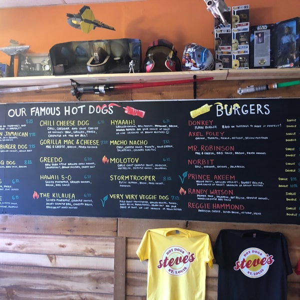 Foto tomada en Steve&#39;s Hot Dogs &amp; Burgers  por Abou K. el 7/12/2020