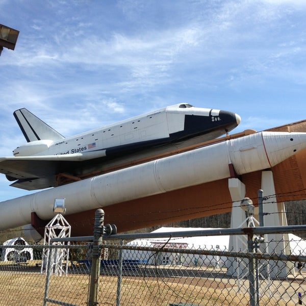 รูปภาพถ่ายที่ Space Camp โดย Paul R. เมื่อ 3/21/2013