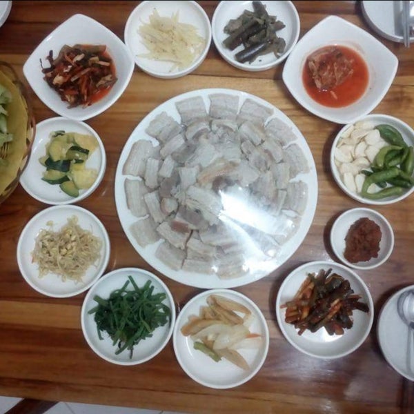 รูปภาพถ่ายที่ Kimsatcat Korean Restaurant โดย Lee J. เมื่อ 6/29/2018