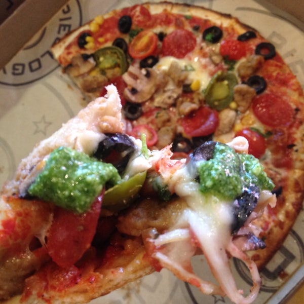 3/5/2015 tarihinde Sora K.ziyaretçi tarafından Pieology Pizzeria'de çekilen fotoğraf