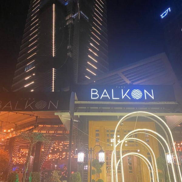 Снимок сделан в Balkon Cafe &amp; Restaurant пользователем Murat 4/10/2022
