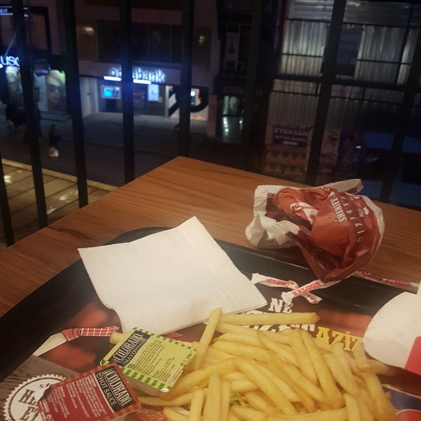Foto tirada no(a) Saloon Burger por Emre P. em 5/12/2018