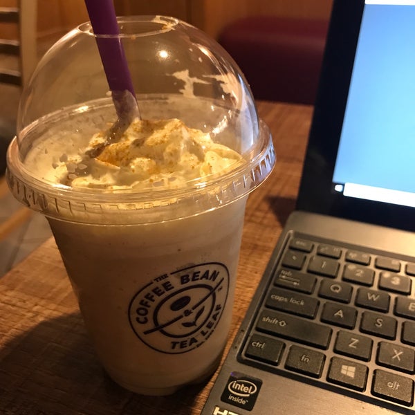 Photo taken at The Coffee Bean &amp; Tea Leaf by Shinwoo L. on 11/7/2018
