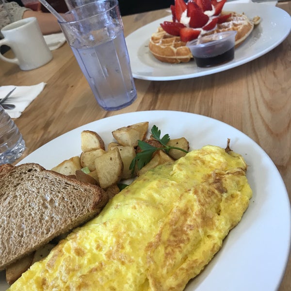 Foto tomada en Denica&#39;s Real Food Kitchen  por Shinwoo L. el 8/13/2018