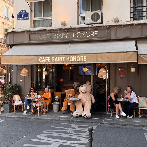 Foto diambil di Café Saint-Honoré oleh Khalid pada 7/23/2022
