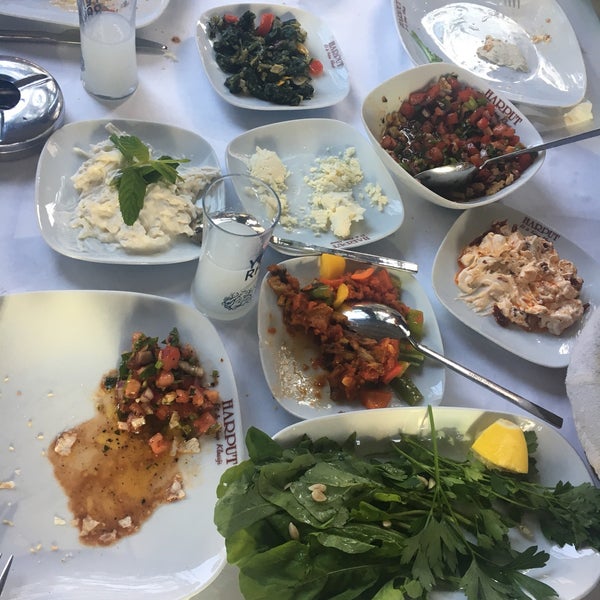 Das Foto wurde bei Ataköy Bahçem Restaurant von Timeİs〽️oney💵💯🇹🇷🦅 am 10/15/2017 aufgenommen