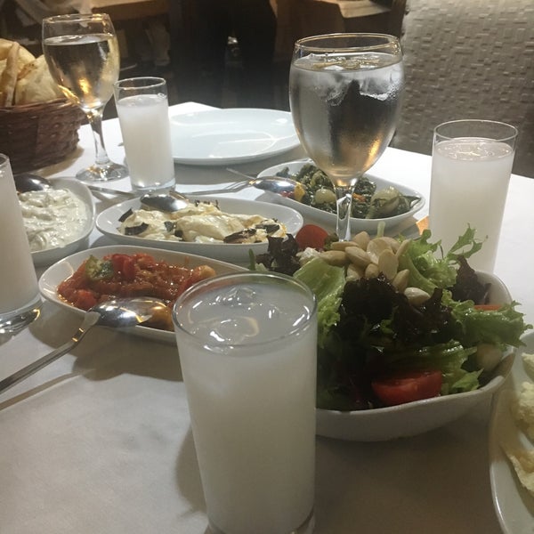 Das Foto wurde bei Ataköy Bahçem Restaurant von Timeİs〽️oney💵💯🇹🇷🦅 am 11/3/2018 aufgenommen