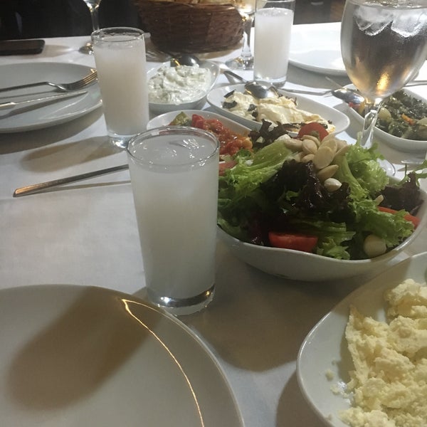 Das Foto wurde bei Ataköy Bahçem Restaurant von Timeİs〽️oney💵💯🇹🇷🦅 am 11/3/2018 aufgenommen