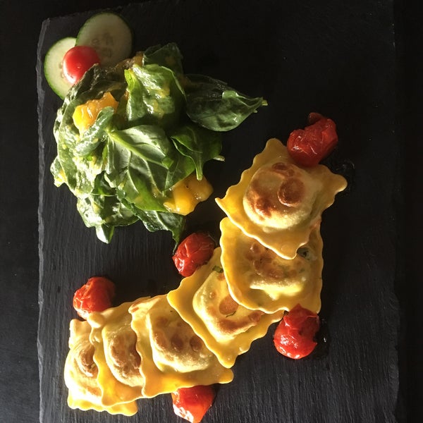 Ricotta-Ravioli in Basilikumbutter gebraten mit jungem Blattspinat mit Mango-Chillidressing