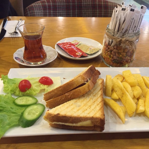 Das Foto wurde bei Grill Hane Cafe &amp; Restaurant von Aysun G. am 10/21/2015 aufgenommen