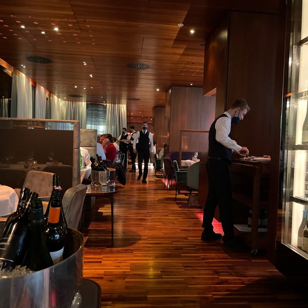 รูปภาพถ่ายที่ Fabios Restaurant Bar โดย K เมื่อ 8/3/2021