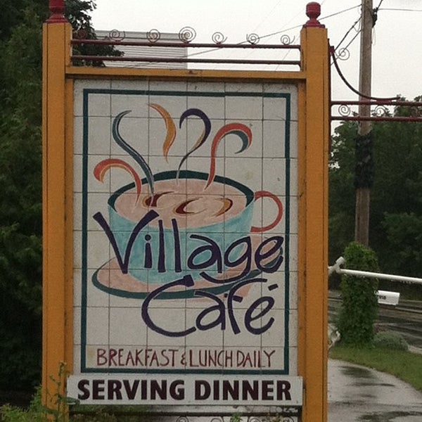 รูปภาพถ่ายที่ Village Cafe โดย Katy B. เมื่อ 8/1/2013