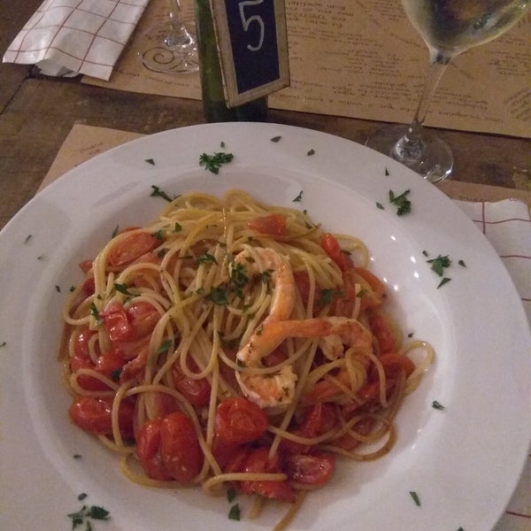 Excelente restaurante, ótimas massas e risotos! Adorei o spaghetti com camarões e tomates cereja.