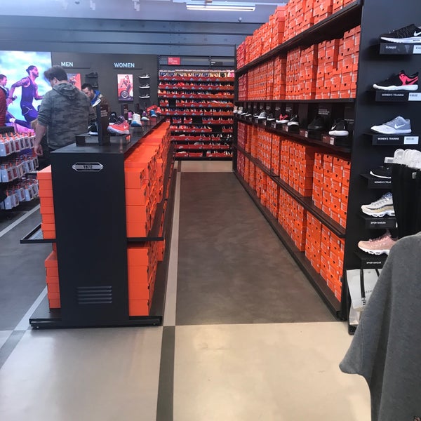 Miljard Site lijn Malen Photos at Nike Factory Store - 2 tips