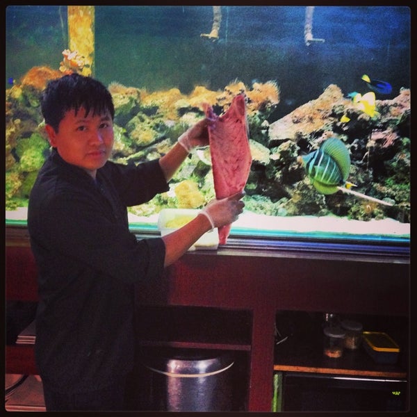 Foto scattata a Galanga Thai Kitchen &amp; Sushi Bar da Jennifer L. il 11/23/2013