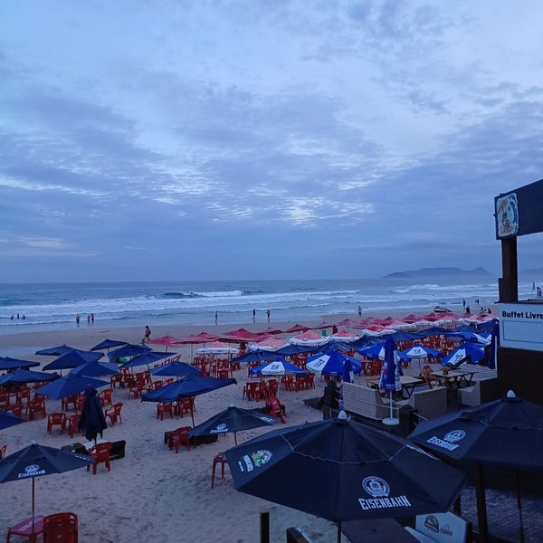 Photo taken at Praia da Joaquina by Leonardo b. on 3/25/2023