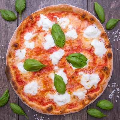 10/3/2018 tarihinde Pizza Scuolaziyaretçi tarafından Pizza Scuola'de çekilen fotoğraf