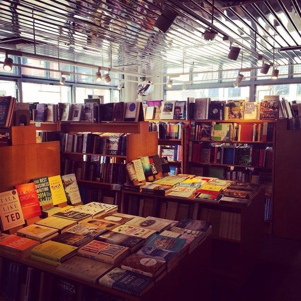 Foto tirada no(a) MIT Press Bookstore por Burçin Özer em 1/11/2015