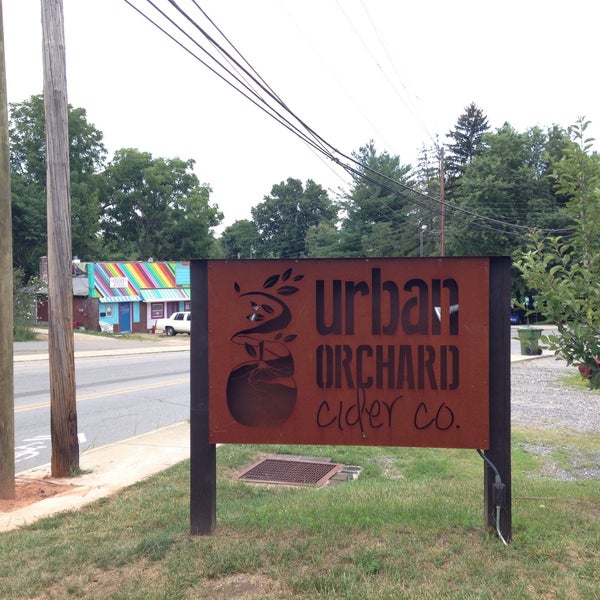 รูปภาพถ่ายที่ Urban Orchard Cider Co. โดย Jen F. เมื่อ 7/18/2015