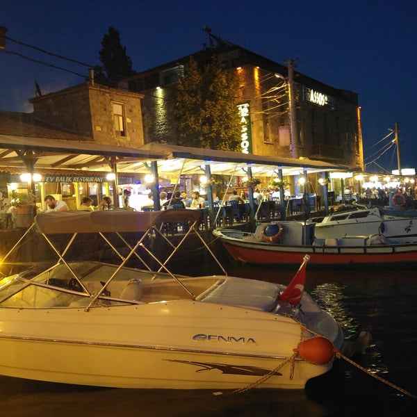 Das Foto wurde bei Assos Yıldız Balık Restaurant von Pelin am 9/7/2017 aufgenommen