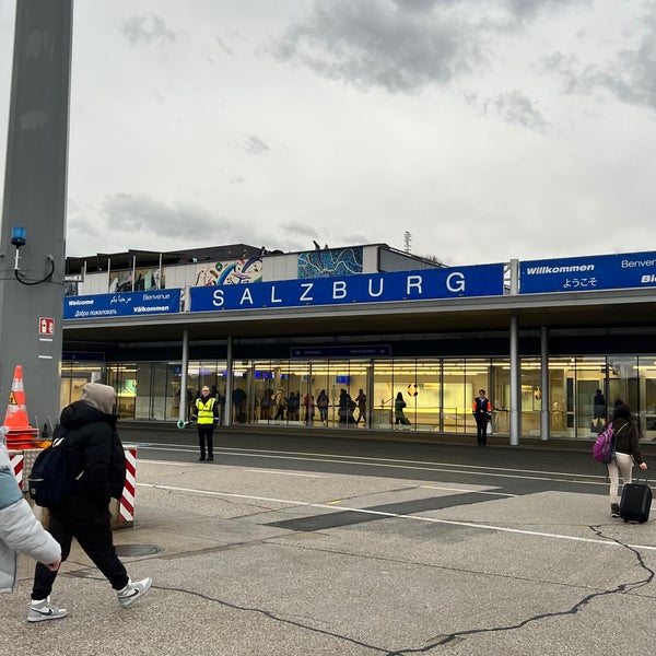 รูปภาพถ่ายที่ Salzburg Airport W. A. Mozart (SZG) โดย Mete K. เมื่อ 12/24/2022
