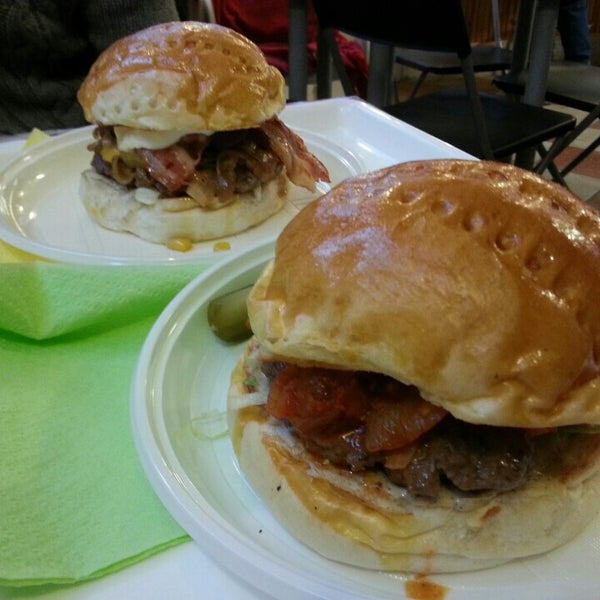 12/19/2013 tarihinde Anita S.ziyaretçi tarafından Big Daddy Burger Bár'de çekilen fotoğraf