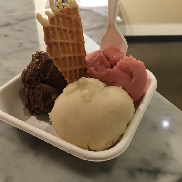 Foto tirada no(a) Jeni&#39;s Splendid Ice Creams por C. T. em 7/7/2018