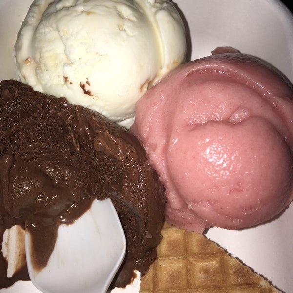 Foto diambil di Jeni&#39;s Splendid Ice Creams oleh C. T. pada 1/15/2019