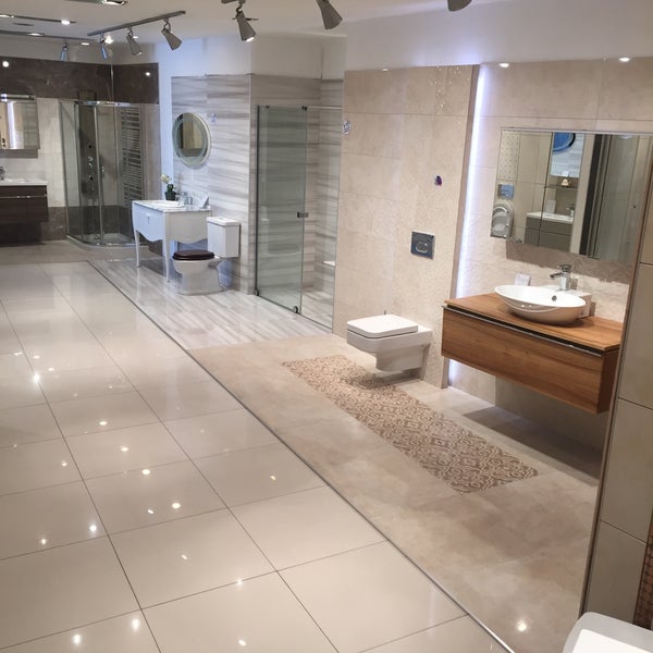 Ванная с ограждением. Керанова porcelain tile. Заграждения для ванной. Большая плитка в квартире. Большая плитка в квартире.